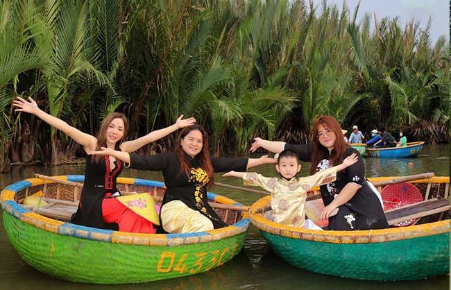 Basket Boat Tour
